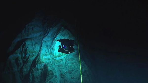 Dãy miệng phun thủy nhiệt  mới được phát hiện tại Chamorro Seamount, nằm ở phía tây của Rãnh Mariana.