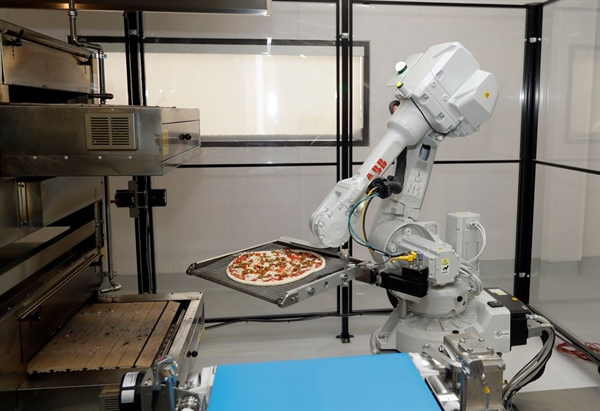 Robot làm bánh pizza của Zume. Ảnh: Ap.