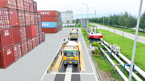 Hàng hóa được đội xe của cảng Chu Lai vận chuyển về kho, xưởng của khách hàng