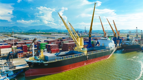 05. Tàu BOOTES TWIN (Panama) cập cảng Chu Lai để vận chuyển 3.500 tấn hàng viên nén sinh học xuất khẩu sang Nhật Bản cho Công ty TNHH Năng lượng xanh IDEMITSU Việt Nam