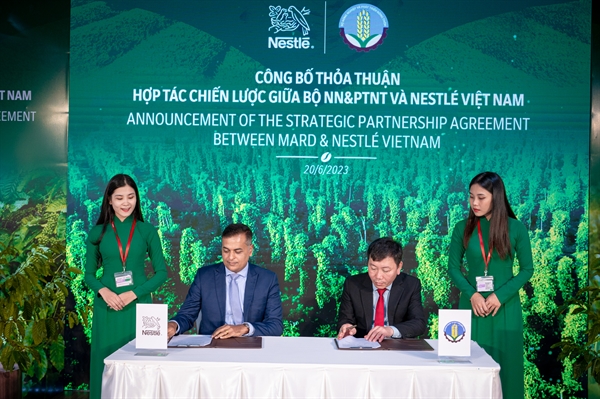 Ông Nguyễn Đỗ Anh Tuấn - Vụ trưởng Vụ Hợp tác Quốc tế, Bộ NN-PTNT (bên phải) và ông Binu Jacob, Tổng giám đốc Nestlé Việt Nam tại lễ ký kết biên bản ghi nhớ hợp tác vào ngày 20/6.