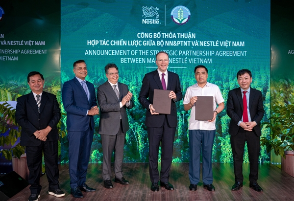 Thứ trưởng Bộ NN-PTNT Nguyễn Quốc Trị (thứ 2 từ phải sang) và ông Mark Schneider, Giám đốc điều hành Tập đoàn Nestlé (thứ 3 từ phải sang) tại lễ ký kết bản ghi nhớ hợp tác giữa Nestlé Việt Nam và Bộ NN-PTNT. 
