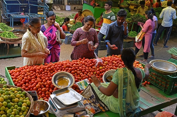 Cà chua là nguyên liệu thiết yếu trong món ăn của người dân Ấn Độ. Ảnh: Bloomberg.