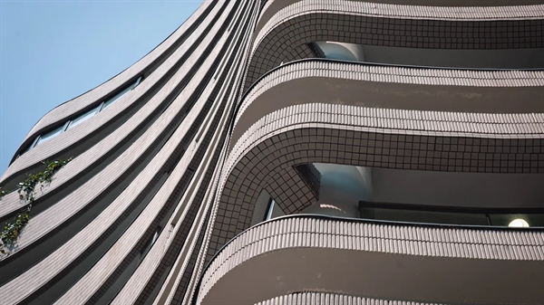 Tòa nhà có kiến trúc hình lượn sóng do kiến trúc sư người Đức thiết kế. Ảnh: CNN