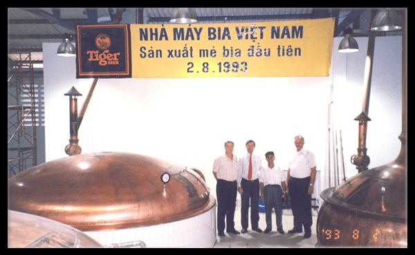Những mẻ bia Tiger đầu tiên đã ra đời vào năm 1993 tại nhà máy Hóc Môn (nay là quận 12),TP.HCM