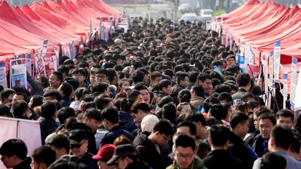 Hội chợ việc làm năm 2018 tại Thạch Gia Trang, Trung Quốc. Ảnh: Reuters.