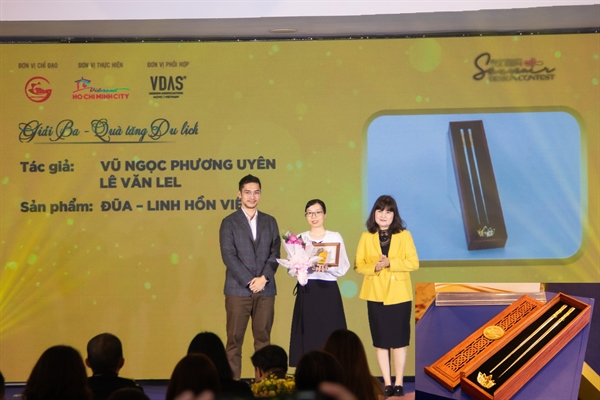 Hai nhà thiết kế Vũ Ngọc Phương Uyên và Lê Văn Lel đạt giải ba với tác phẩm Đũa – Linh hồn Việt