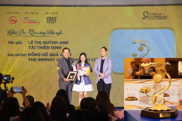 Giải ba – Quà tặng Hội nghị sướng tên hai nhà thiết kế tài năng Lê Thị Quỳnh Anh và Tài Thiên Định với tác phẩm Đồng hồ quả quýt – The imprint of Ho Chi Minh City.