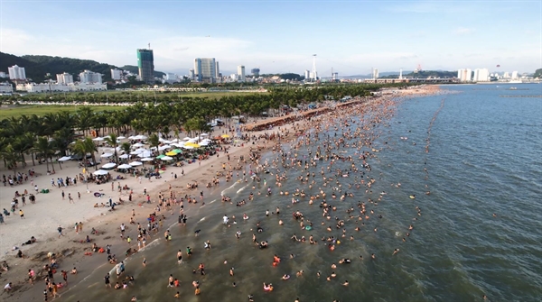 Tourists swimming at Bai Chay Beach in July 2023.