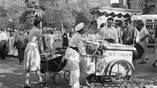 Mọi người xếp hàng mua kem ở New York, vào khoảng năm 1947. Ảnh: Getty Images.