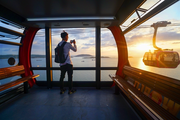 Experiencing the world’s longest 3-wire cable car at Sun World Hon Thom