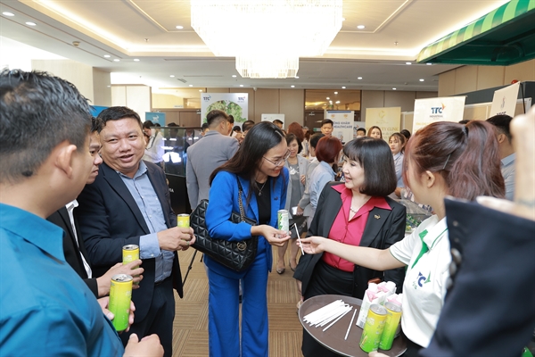 Bà Huỳnh Bích Ngọc - Phó Chủ tịch Thường trực, Tổng Giám đốc Tập đoàn TTC giới thiệu sản phẩm của ngành Nông nghiệp đến khách mời.