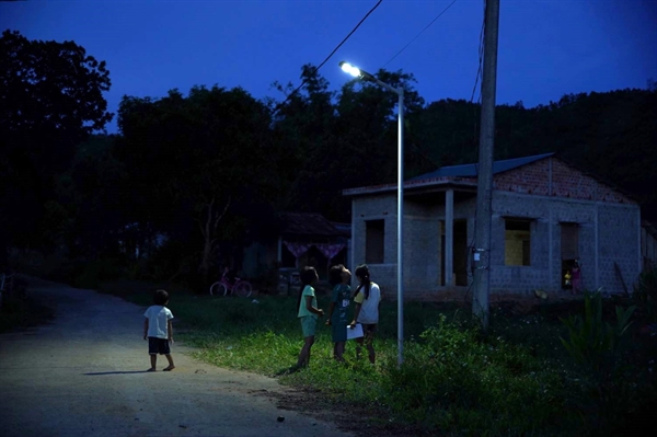 Đèn LED năng lượng mặt trời được lắp đặt để việc di chuyển qua lại giữa các thôn của người dân thuận lợi