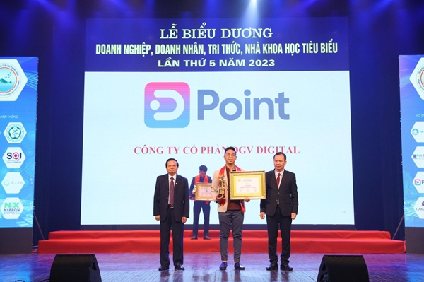 Đại diện DGV Digital nhận giải thưởng “Top 10 Doanh Nghiệp Tiêu Biểu - Vietnam Award 2023”.