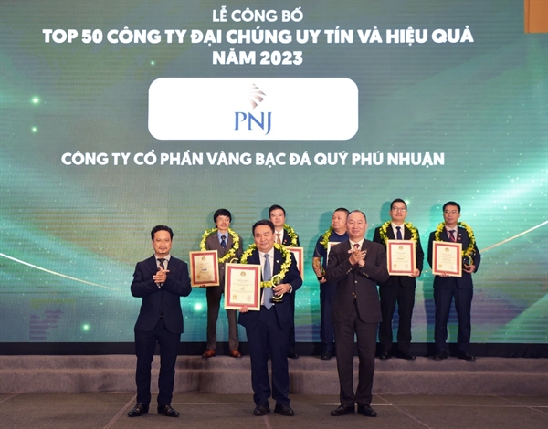 Ông Lê Trí Thông - Phó chủ tịch HĐQT kiêm TGĐ PNJ - đại diện PNJ nhận giải Top 50 Công ty Đại chúng uy tín và hiệu quả năm 2023