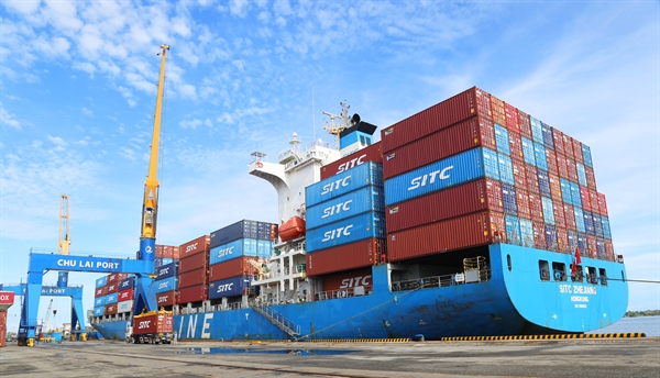 Tinh bột sắn của công ty APFCO được đóng container và xuất khẩu tại cảng Chu Lai