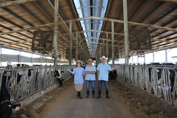 Ông Mai Đức Tuyên (chính giữa) cùng Ban Giám Đốc Công ty Cổ phần Good Food For Life đến thăm và làm việc tại Nhà máy sản xuất sữa Củ Chi.