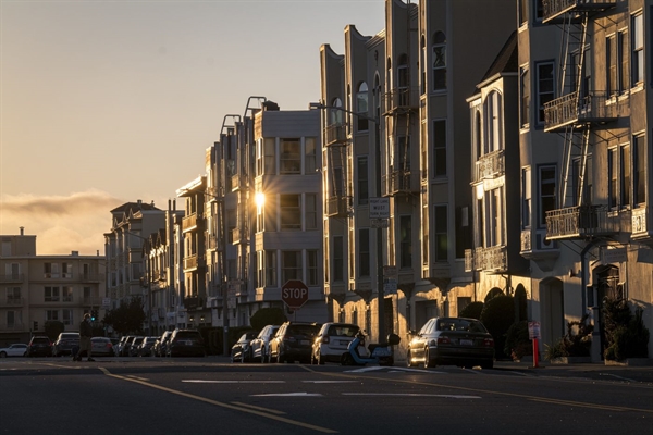 Các chủ sở hữu vay nhiều khoản nợ để mua chung cư cho thuê. Ảnh: Bloomberg.