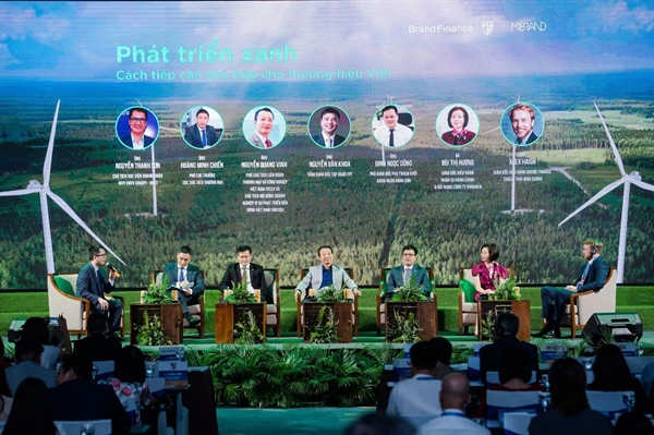 Các chuyên gia trong buổi Tọa đàm “Phát triển xanh – Cách tiếp cận phù hợp cho các thương hiệu Việt”. Ảnh: Việt Hùng