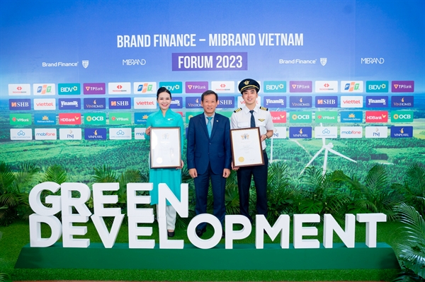 Vietnam Airlines được trao chứng nhận ở hai hạng mục gồm “Thương hiệu hàng không giá trị nhất Việt Nam” và “Top 5 doanh nghiệp tăng trưởng sức mạnh toàn ngành”. 