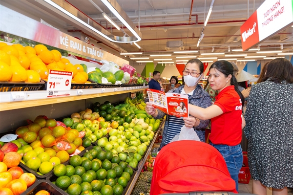 Người tiêu dùng mua sắm tại siêu thị WinMart