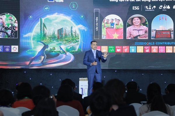 Ông Binu Jacob, Tổng giám đốc Nestlé Việt Nam, đồng chủ tịch VBCSD chia sẻ về _chuyển đổi kép_ giúp DN tạo ra lợi thế cạnh tranh