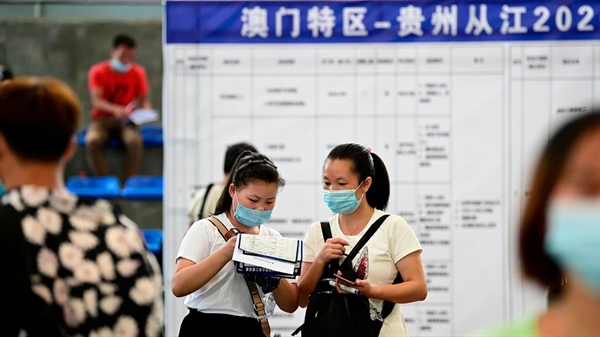 Hội chợ việc làm ở Tòng Giang, Trung Quốc. Ảnh: AFP.