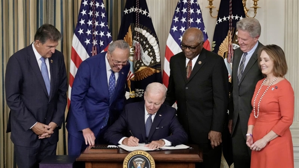 Chính quyền Tổng thống Joe Biden thông qua Đạo luật IRA vào tháng 8/2022. Ảnh: CNBC.