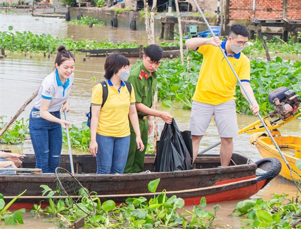 PNJ cùng người dân địa phương các tỉnh miền Tây Nam Bộ tham gia rớt rác trên sông. Ảnh Ngọc Long.
