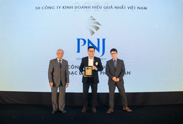 Ông Đào Trung Kiên – Thành viên HĐQT, Giám đốc Cao Cấp – Vận Hành PNJ đại diện nhận chứng nhận từ Ban tổ chức. Ảnh: Việt Hùng.