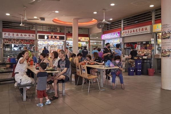 Mọi người ăn sáng tại chợ Tiong Bahru vào năm 2022. Ảnh: Bloomberg.