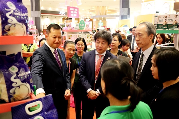Các đại biểu tham quan sản phẩm doanh nghiệp Việt được giới thiệu tại triển lãm