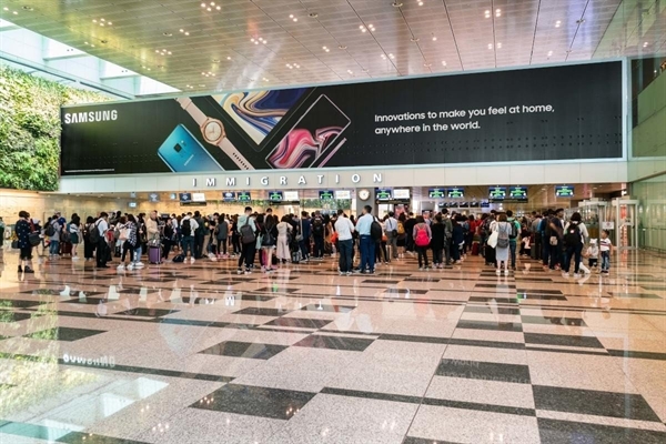 Hình ảnh quảng cáo màn LED lớn tại Sân bay Changi Singapore 