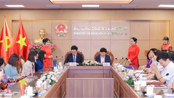 Ông Nguyễn Thanh Đề, Vụ trưởng Vụ Giáo dục thể chất và ông Lý Minh Tuấn, Giám đốc Quỹ Thiện Tâm ký kết thoả thuận hợp tác