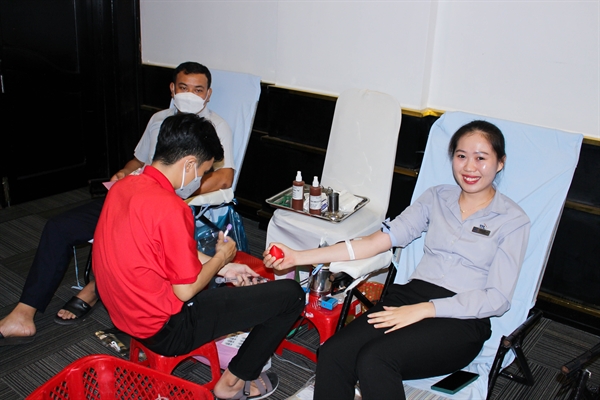 Cán bộ nhân viên của Khách sạn TTC Cần Thơ sau khi hoàn thành nhiệm vụ của mình đã tham gia hiến máu với mong muốn được làm điều ý nghĩa đối với xã hội. 