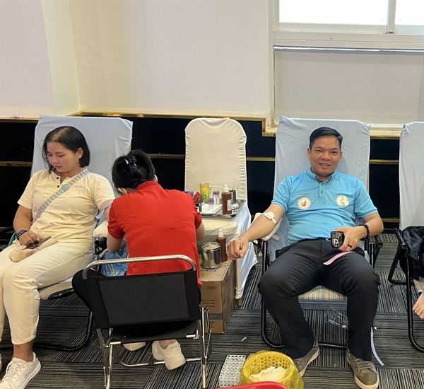 Ông Viên Tuấn Thanh, Phó Chủ tịch Thường trực Hội Doanh nhân trẻ thành phố Cần Thơ cũng đã trực tiếp tham gia hiến máu.