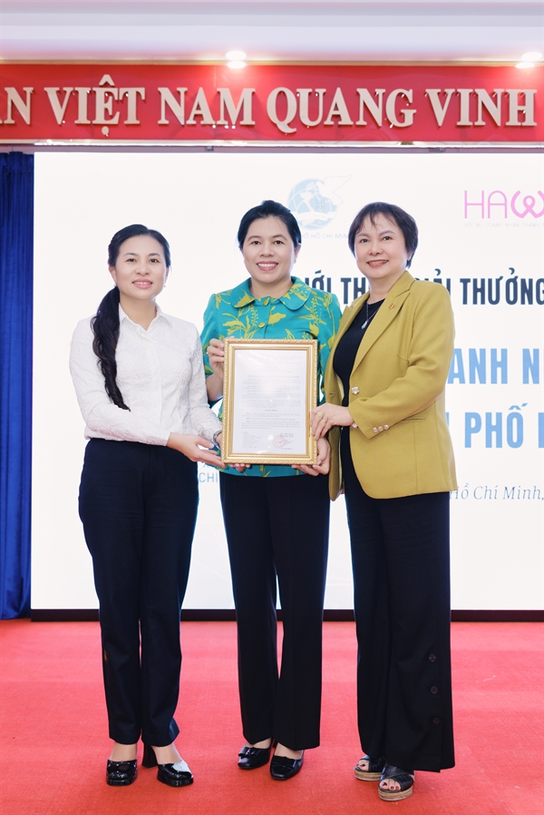 Phó Giám đốc Sở Nội vụ TP Phan Kiều Thanh Hương trao quyết định thành lập Giải thưởng “Nữ Doanh nhân xuất sắc TPHCM” cho lãnh đạo Hội LHPN và Hội Nữ doanh nhân TP
