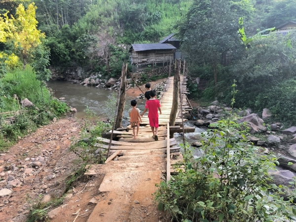Hiện trạng cầu treo mục nát tại bản Hin Pẻn, huyện Sông Mã, tỉnh Sơn La. Ảnh: 