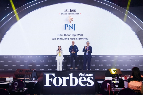 Đại diện PNJ đón nhận vinh danh Top 25 thương hiệu công ty trong lĩnh vực hàng tiêu dùng cá nhân và công nghiệp của do Forbes Việt Nam bình chọn (Ảnh: Việt Hùng)