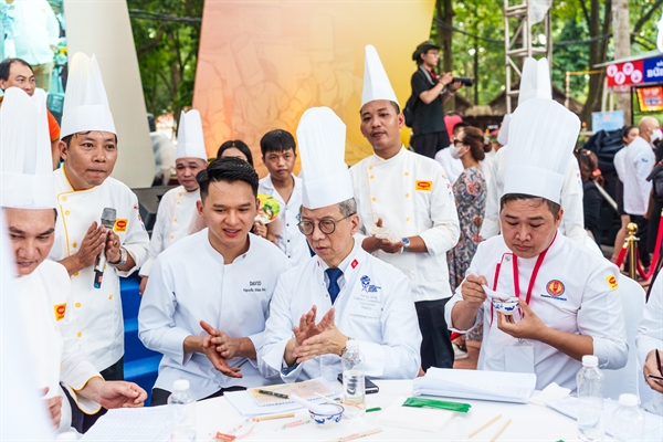 Chef Kenny Kong từ Hội Đầu bếp Thế giới góp mặt trong Ban giám khảo tham gia hoạt động chấm điểm phần trình diễn và chế biến ẩm thực của các đầu bếp