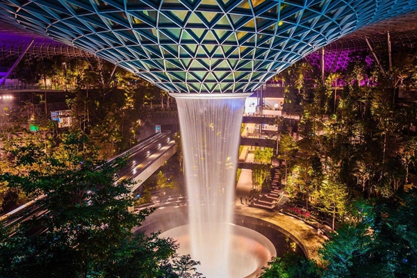 HSBC Rain Vortex, thác nước trong nhà cao nhất thế giới tại Jewel Changi. Ảnh: Tripadvisor