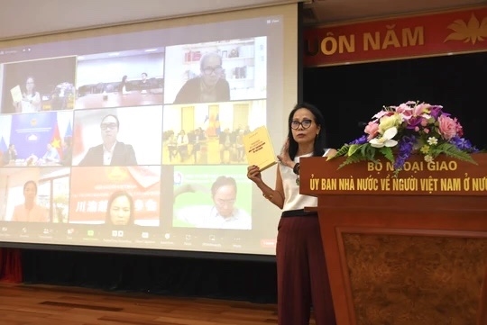 Bà Ngô Bích Ngọc, Chủ tịch Hội người Việt Nam ở Hà Lan phát biểu tại hội thảo