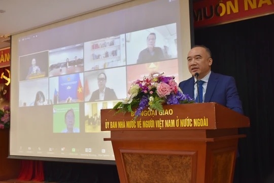 Ông Nguyễn Mạnh Đông, Phó Chủ nhiệm Uỷ ban nhà nước về người Việt Nam ở nước ngoài phát biểu tại hội thảo.