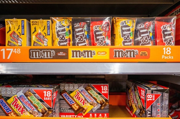 Một số người đang suy nghĩ lại nên mua bao nhiêu kẹo cho dịp Halloween khi chi phí tăng cao. Ảnh: Getty Images.