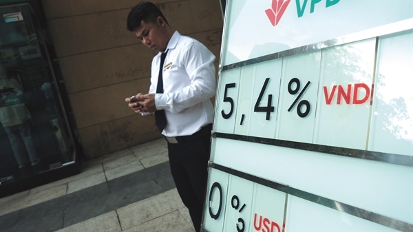 Deposit interest rates are falling sharply. Photo: Quy Hoa