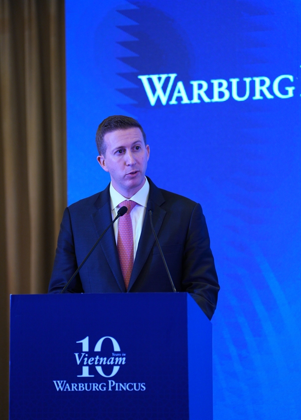 Ông Jeffrey Perlman, Chủ tịch Warburg Pincus phát biểu tại sự kiện nhân dịp kỷ niệm 10 năm Warburg Pincus tại Việt Nam 