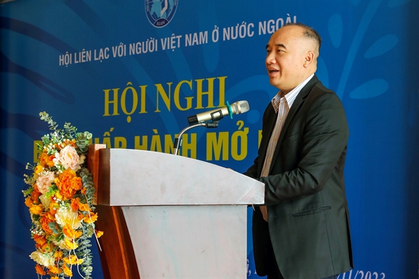 Ông Nguyễn Mạnh Đông, Phó Chủ nhiệm Uỷ ban nhà nước về người Việt Nam ở nước ngoài phát biểu tại hội nghị.
