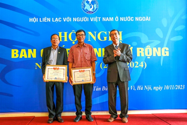 Đại sứ Nguyễn Phú Bình, Chủ tịch Hội Liên lạc với người Việt Nam ở nước ngoài tặng bằng khen cho các Hội có thành tích xuất sắc 