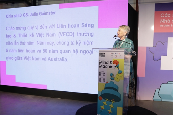 Phát biểu khai mạc của Giáo sư Julia Gaimster, Trưởng khoa Truyền thông và Thiết kế RMIT Việt Nam và trưởng ban tổ chức liên hoan. Nguồn: RMIT