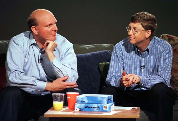 Người đồng sáng lập icosoft, Bill Gates và cựu giám đốc điều hành Steve Ballmer thân nhau như anh em. Ảnh: CNN